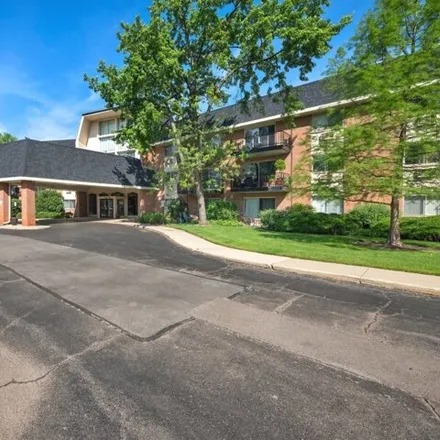 Buy this 1 bed condo on Royal Glen Drive in Glen Ellyn, IL 60148