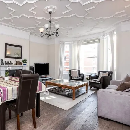 Rent this 4 bed apartment on Sandwell Mansions in West End Lane, London