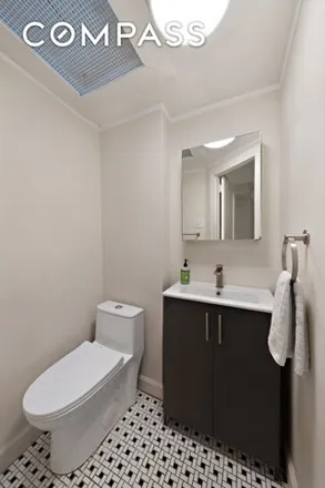 Image 6 - 350 East 4th Street, New York, NY 11218, USA - Townhouse for sale