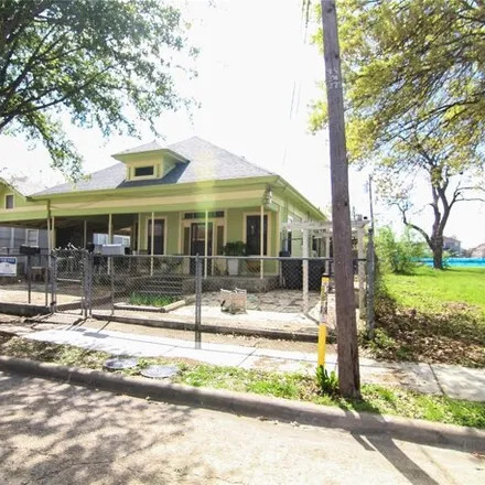 Buy this 2 bed house on 524 West 7th Street in Dallas, TX 75208