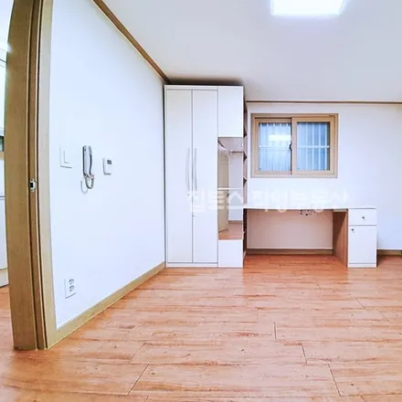 Rent this studio apartment on 서울특별시 관악구 신림동 251-401