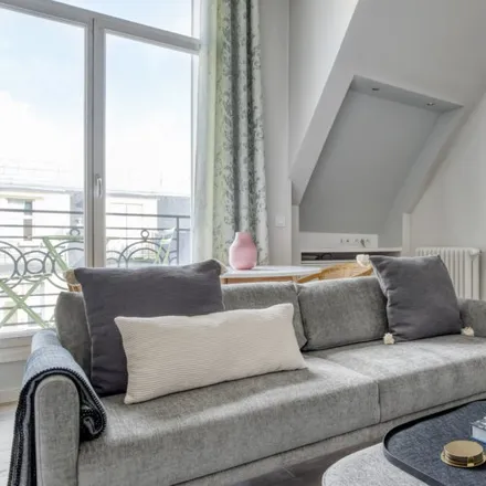 Image 3 - 6 Rue de Berri, 75008 Paris, France - Apartment for rent
