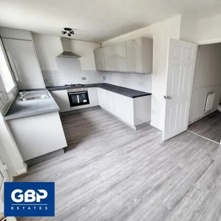 Image 2 - Sandringham Road, Basildon, SS15 5YQ, United Kingdom - House for rent