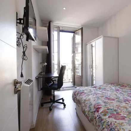 Rent this 6 bed room on Amorino in Calle Mayor, 40