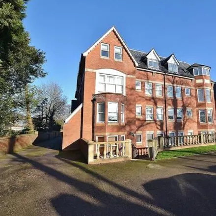 Rent this 2 bed room on 6 Guy's Cliffe Avenue in Royal Leamington Spa, CV32 6LZ