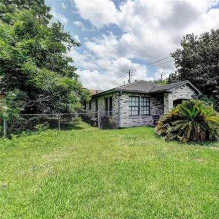 Buy this 3 bed house on 946 West 10th Street in Houston, TX 77008