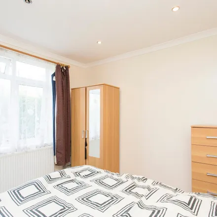 Rent this 5 bed room on 223 Du Cane Road in London, W12 0BJ