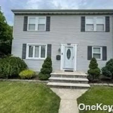 Image 2 - 20 Plymouth Drive, North Amityville, NY 11758, USA - House for sale
