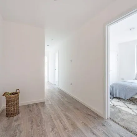 Rent this 3 bed apartment on Sainsbury's Local in 6-9 High Street, London