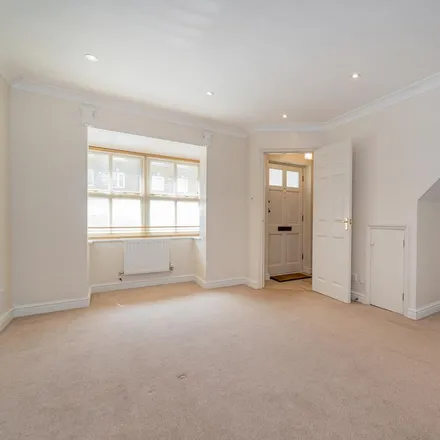 Image 7 - Kensington Close, London, N11 3PU, United Kingdom - Townhouse for rent