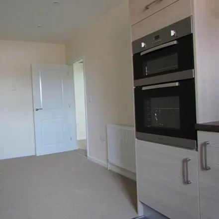 Image 2 - The Broadway, Wickford, SS11 7AA, United Kingdom - Apartment for rent