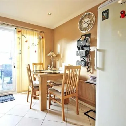 Image 5 - Ballinghall Close, Bedford, MK41 0AA, United Kingdom - Townhouse for sale