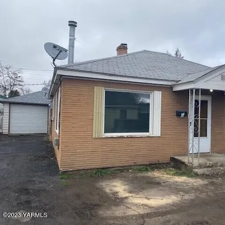 Buy this 2 bed house on 701 Mulder Drive in Yakima, WA 98902