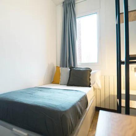 Rent this 6 bed room on Taller de Tapes in Travessera de les Corts, 64