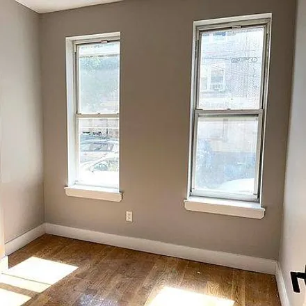 Image 2 - 59-23 71st Avenue, New York, NY 11385, USA - House for rent