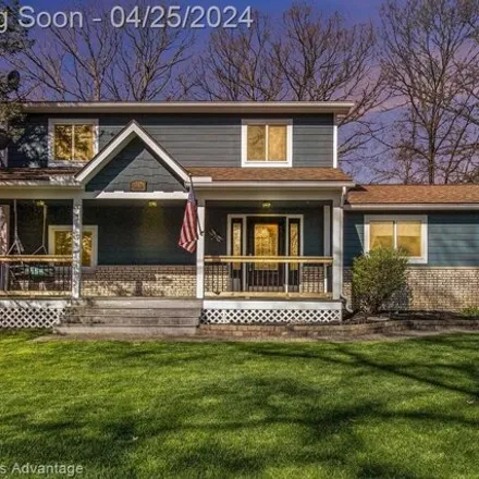 Image 1 - 5141 Lake Grove Drive, White Lake Charter Township, MI 48383, USA - House for sale