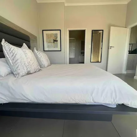 Image 5 - Loudoun Road, Benmore Gardens, Sandton, 2031, South Africa - Apartment for rent