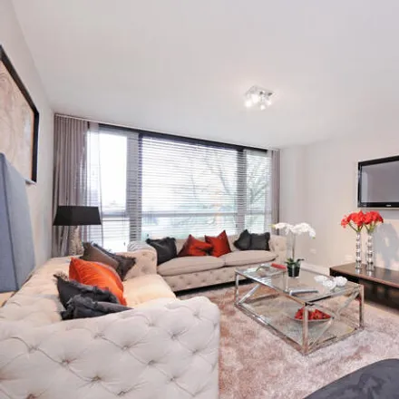 Rent this 3 bed room on Park Lodge in Queensmead, London