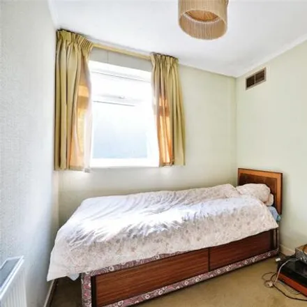 Image 8 - Warren Close, Bramhall, SK7 3LH, United Kingdom - Apartment for sale