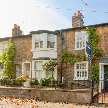Rent this 2 bed townhouse on The Windsor Castle in Kings Road, Clewer Village