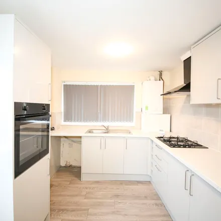Image 4 - Daisy Hill Avenue, Churwell, LS27 8DL, United Kingdom - Apartment for rent