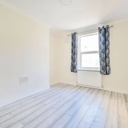 Rent this 5 bed apartment on Somerset Road in London, TW8 8BU