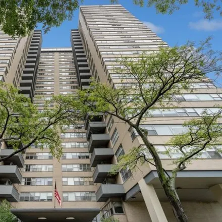 Buy this 3 bed condo on Shoreline Towers in 6301 North Sheridan Road, Chicago