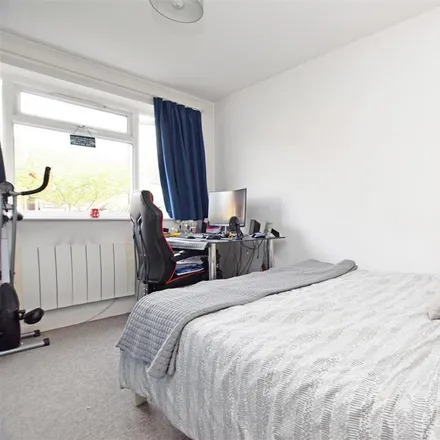 Image 5 - Chelsea Close, London, TW12 1RR, United Kingdom - Apartment for rent