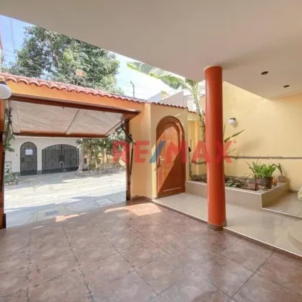 Buy this 6 bed house on Avenida Alipio Ponce Vásquez in San Martín de Porres, Lima Metropolitan Area 15306