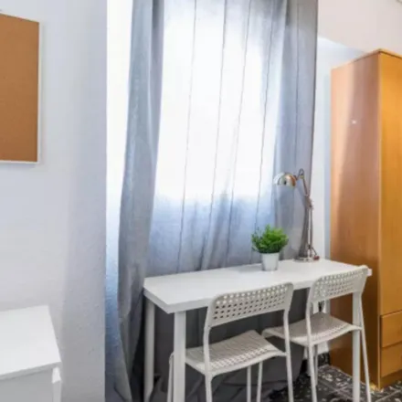 Rent this 5 bed room on Sal i Sucre in Avinguda del General Avilés, 46015 Valencia