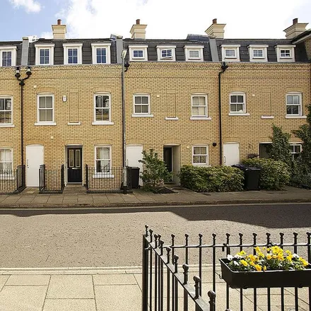 Rent this 3 bed townhouse on 175 St Matthew's Gardens in Cambridge, CB1 2PS