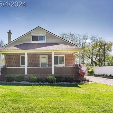 Buy this 3 bed house on 3669 Culbertson Avenue in Rochester Hills, MI 48307