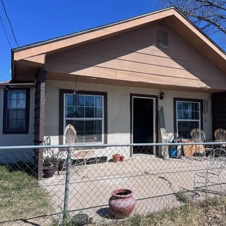 Image 2 - 1070 Aguirre Street, Del Rio, TX 78840, USA - House for sale