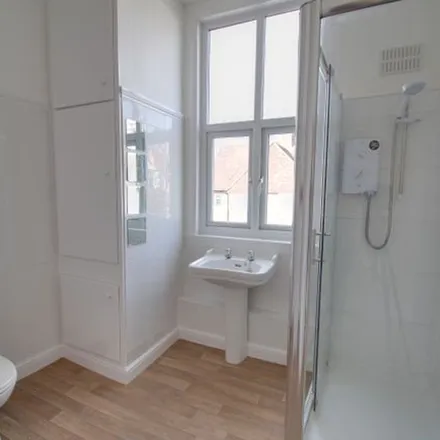 Rent this 1 bed apartment on North Avenue in Leicester, LE2 1TX