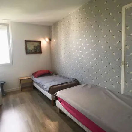 Rent this 3 bed apartment on 61 Rue des Bleuets in 94000 Créteil, France