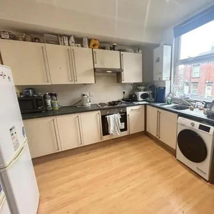 Image 2 - Trelawn Terrace, Leeds, LS6 3JQ, United Kingdom - Townhouse for rent