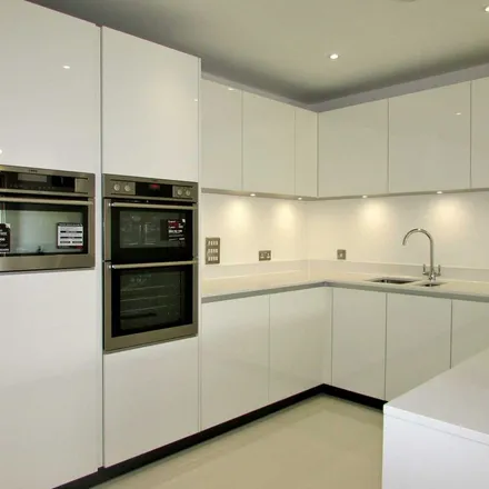 Rent this 4 bed apartment on Nicoll Circus in London, NW7 1FW