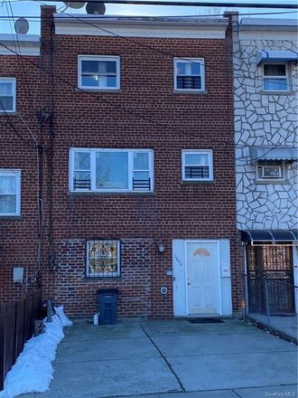 Rent this 3 bed house on E 220th St in Bronx, NY