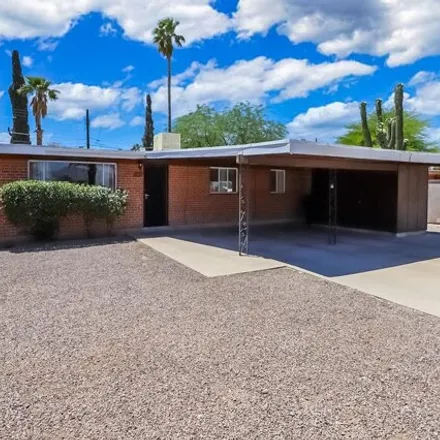 Rent this 3 bed house on 6146 East Beverly Street in Tucson, AZ 85711