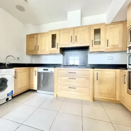 Image 6 - Camelot House, 53 Beech Hill, London, EN4 0JN, United Kingdom - Apartment for rent