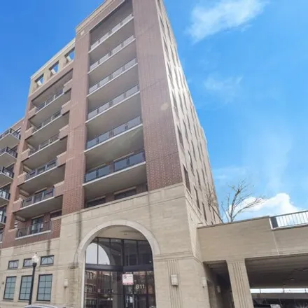 Rent this 1 bed condo on 811 West 15th Place in Chicago, IL 60608