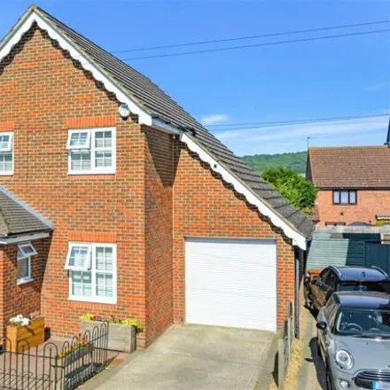 Buy this 3 bed house on Britannia Close in High Street, Halling