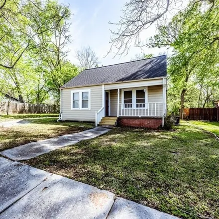Buy this 2 bed house on 1727 Avenue P in Huntsville, TX 77340