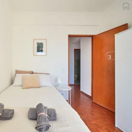 Image 4 - Rua Eugénio de Castro - Room for rent