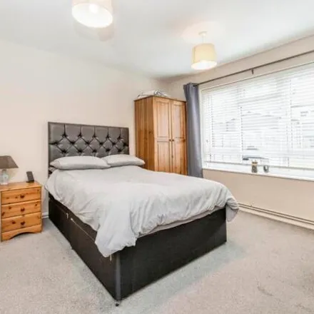 Image 5 - Somerford Close, London, HA5 2LU, United Kingdom - Apartment for sale