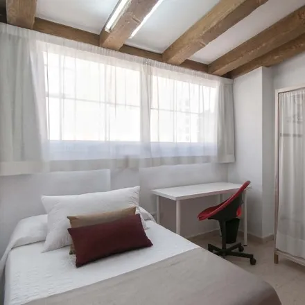 Rent this 6 bed room on Carrer de Sant Pau / Calle de San Pablo in 03012 Alicante, Spain