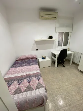 Rent this 4 bed room on Carrer de Ramon Turró in 10, 08005 Barcelona