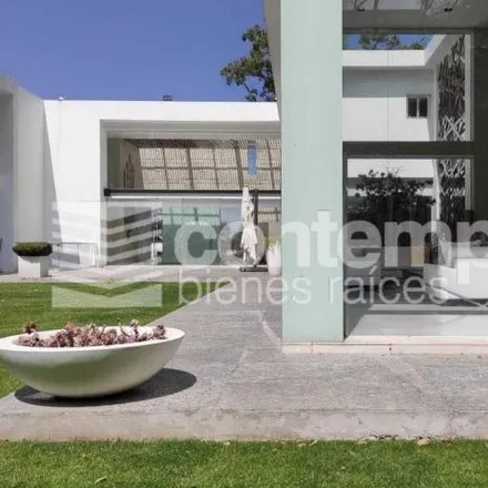 Buy this 5 bed house on Privada Hacienda de Bodenqui in Hacienda de Vallescondido, 52938 Ciudad López Mateos