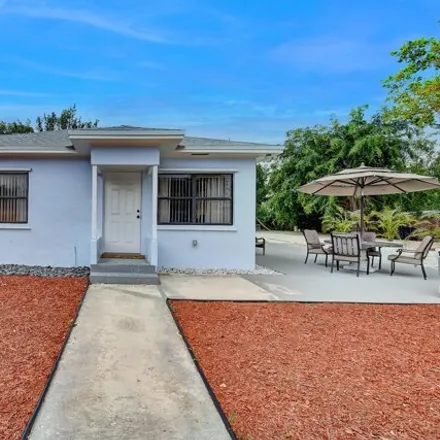 Rent this 2 bed house on Delray Beach Public Library in Southeast 4th Street, Delray Beach