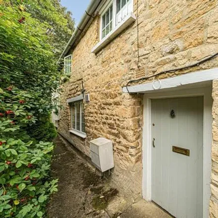 Buy this 2 bed townhouse on Woodfield Drive in Charlbury, OX7 3SE